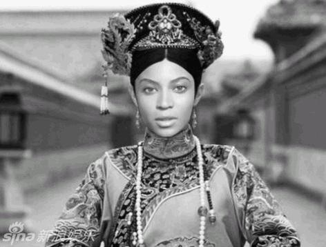 Nữ ca sĩ da màu Beyonce.